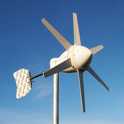 Vindmøllen udnytter vindens energi til at forsyne markepumpen med strøm